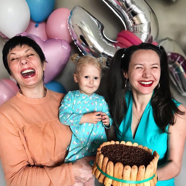 Счастливые семейные фотографии с тортиком в руках - главная награда для наших Кондитеров⠀⠀⠀⠀