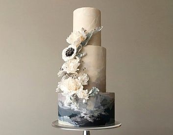 Свадебный торт с росписью и Цветами
