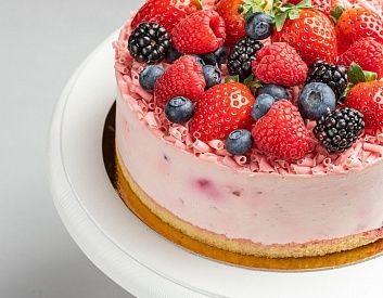 Торт Клубнично-йогуртовый муссовый со свежей ягодой