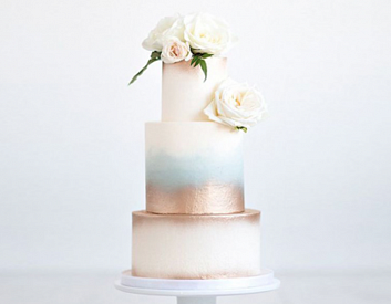 Свадебный торт с белыми Цветами 6