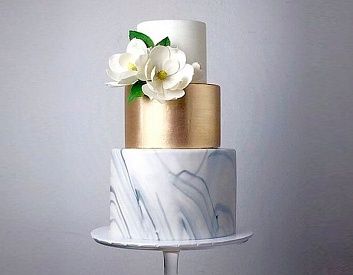Свадебный торт с белыми Цветами