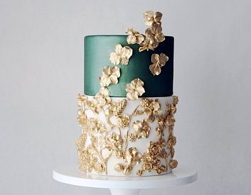 Свадебный торт с золотыми Цветами