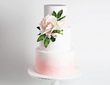 Свадебный торт с белым цветком