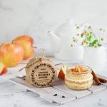 Десерт «Наполеон» с яблоком и корицей в баночке