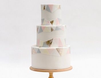 Свадебный торт с аппликацией