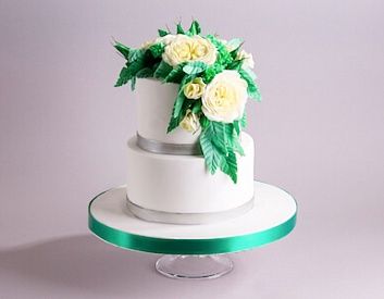 Свадебный торт с белыми Цветами и листьями