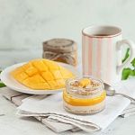 Десерт «Наполеон» с пюре из манго