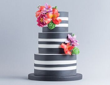 Свадебный торт черный с цветами