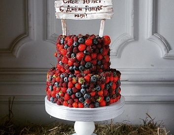 Торт двухъярусный "Ягодка" со свежими ягодами