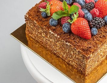 Торт «Медовик» со свежими ягодами