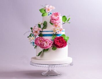 Свадебный торт с красным Цветком