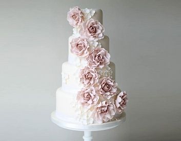 Свадебный торт с розовыми Цветами 2