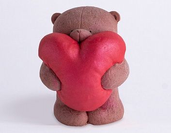 Фигурка бурого Медведя с сердцем