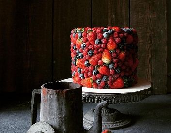 Торт "Ягодка" со свежими ягодами