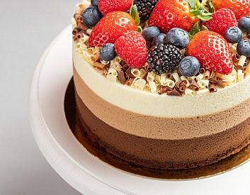 Торт «Три шоколада с ягодами»