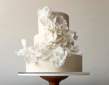 Белый Свадебный торт с Цветами 2