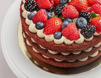 Торт Красный бархат с ягодой